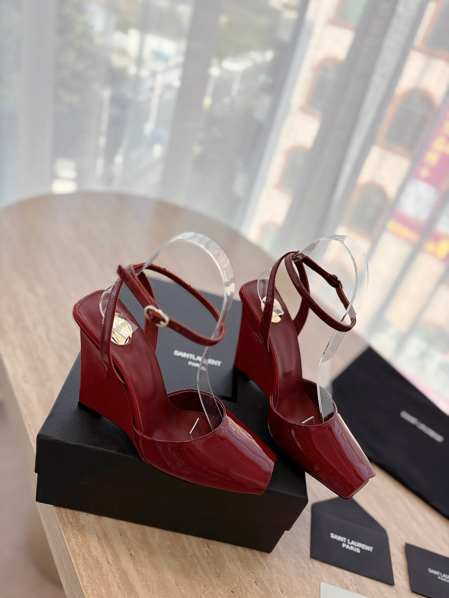👟👟Ex-factory price 600👟👟 High version "SAINT LAUREN*" Saint Laurent ysl 25ss/new spring and summer catwalk style large rhinestone high-heeled shoes and sandals. Only YSL understands women's hearts best and does not accept refutation. It is a super invincible feminine artifact and a must-have for women (z-product full-body customization, own molded hardware accessories, perfect consistency). Compare the differences between pictures and goods on the market. ✔Upper: Customized imported silk ✔Lining: Imported 🐑Sheep leather ✔Sole: Imported genuine leather outsole ✔Heel height: 10.5cm ✔Number of yards: 35-39 (40 can be customized and non-returnable) (Full set of packaging)